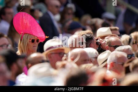 Racegoers on Darley July Cup Day of the Moet and Chandon July Festival au Newmarket racecourse, Suffolk. Date de la photo: Samedi 9 juillet 2022. Banque D'Images