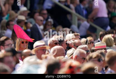 Racegoers on Darley July Cup Day of the Moet and Chandon July Festival au Newmarket racecourse, Suffolk. Date de la photo: Samedi 9 juillet 2022. Banque D'Images