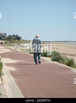 Un vieil homme sur la promenade, Pirou Plage, Normandie, France, Europe Banque D'Images