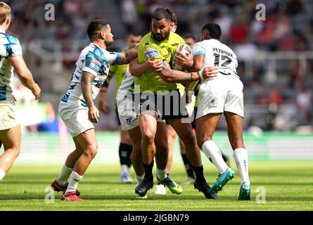 David Fifita (au centre) de Wakefield Trinity tente de passer devant Nathan Peats (à gauche) de Toulouse Olympique et Dominque Peyroux lors du match de la Betfred Super League au St James' Park, Newcastle. Date de la photo: Samedi 9 juillet 2022. Banque D'Images