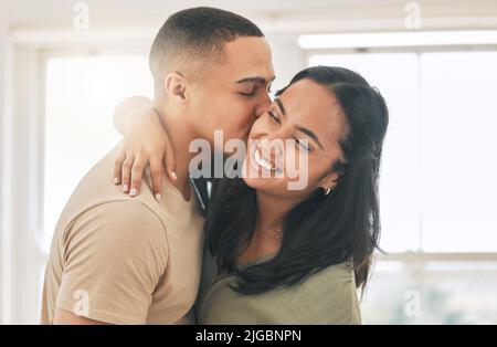 Un jeune couple affectueux à la maison. Banque D'Images