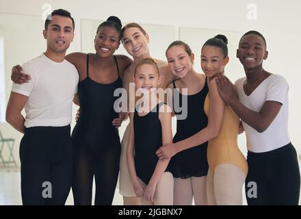 Photo Libre De Droit De Groupe De Danseurs Sentraînant Dans Un Studio De Danse Gm1937172835 556356595