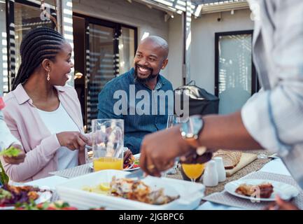 Déjeuner en famille. Une famille heureuse de déjeuner ensemble à l'extérieur dans le jardin. Banque D'Images