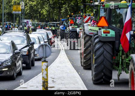 2022-07-09 15:49:20 ROERMOND - Une procession d'environ une centaine de tracteurs serpend par Roermond le samedi après-midi après un blocus de Rockwool. Les militants ne sont pas d'accord avec la politique du gouvernement en matière d'azote. Les agriculteurs belges participent également à la campagne. ANP MARCEL VAN HOORN pays-bas - belgique sortie Banque D'Images