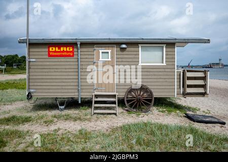 La caravane de berger du DLRG (Association allemande de sauvetage) sur la plage d'Eckernförde Banque D'Images