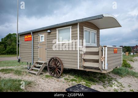 La caravane de berger du DLRG (Association allemande de sauvetage) sur la plage d'Eckernförde Banque D'Images