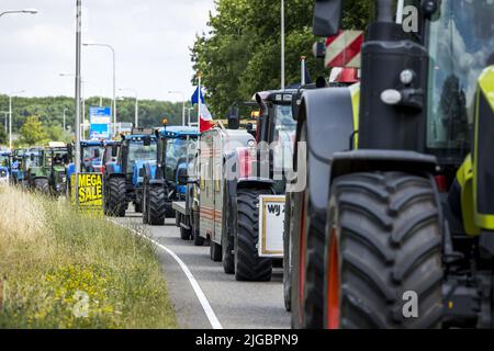 2022-07-09 15:51:36 ROERMOND - Une procession d'environ une centaine de tracteurs serpend par Roermond le samedi après-midi après un blocus de Rockwool. Les militants ne sont pas d'accord avec la politique du gouvernement en matière d'azote. Les agriculteurs belges participent également à la campagne. ANP MARCEL VAN HOORN pays-bas - belgique sortie Banque D'Images