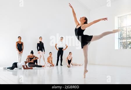 Shell soyez prêt pour le récital. Prise de vue en longueur d'un groupe diversifié d'étudiants de ballet qui répètent dans leur studio de danse. Banque D'Images