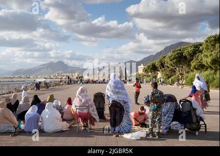 Palerme, Italie. 09th juillet 2022. Des femmes musulmanes ont vu se rassembler sur le front de mer. Les communautés musulmanes de Palerme ont célébré l'Eid al Adha (Fest of sacrifice, ou KUrban Bayrami) par une prière collective à Foro Italico, le front de mer populaire de Palerme (Sicile, Italie). (Photo de Valeria Ferraro/SOPA Images/Sipa USA) crédit: SIPA USA/Alay Live News Banque D'Images