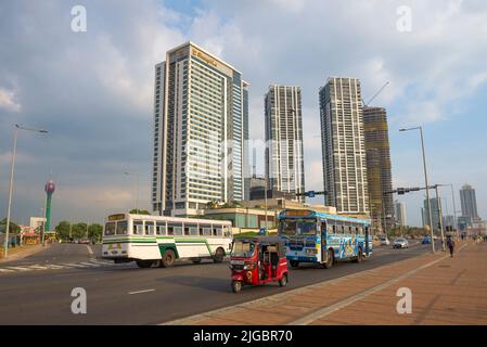 COLOMBO, SRI LANKA - 21 FÉVRIER 2020 : circulation dans la ville moderne de Colombo Banque D'Images