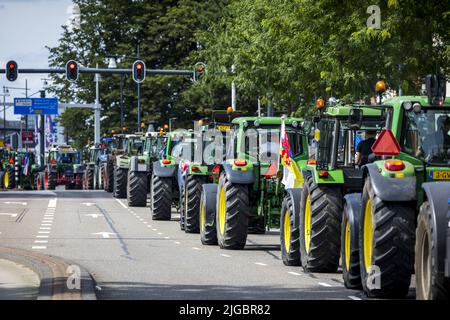 2022-07-09 16:14:14 ROERMOND - Une procession d'environ une centaine de tracteurs serpend par Roermond le samedi après-midi après un blocus de Rockwool. Les militants ne sont pas d'accord avec la politique du gouvernement en matière d'azote. Les agriculteurs belges participent également à la campagne. ANP MARCEL VAN HOORN pays-bas - belgique sortie Banque D'Images
