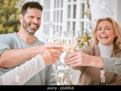 Je me maintiens avec l'amour de la famille. Une famille toasting avec des verres à vin à la maison. Banque D'Images
