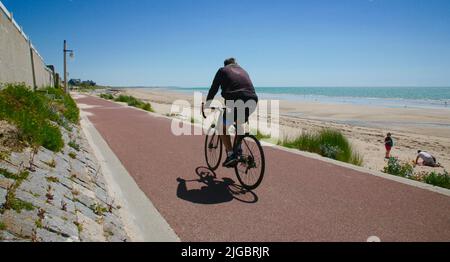 Cycliste sur la promenade, Pirou Plage, Normandie, France, Europe Banque D'Images