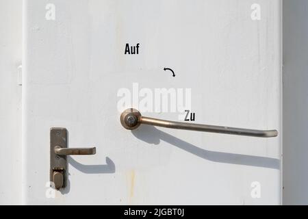 porte extérieure à bord d'un navire océanique Banque D'Images