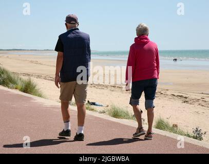 En marche sur la promenade, Pirou Plage, Normandie, France, Europe Banque D'Images