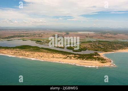 Drone aérien de paysage du Sri Lanka. Vue de l'océan à la terre agricole. Banque D'Images