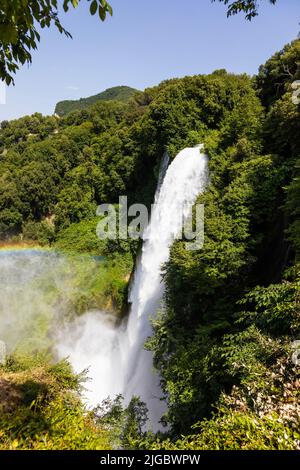 Cascade de Marmore en Ombrie, Italie. Cascade étonnante barbotant dans la nature avec des arbres et des rochers. Banque D'Images