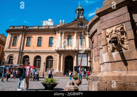 Hommes et femmes qui explorent le musée du prix Nobel en ville par beau temps Banque D'Images