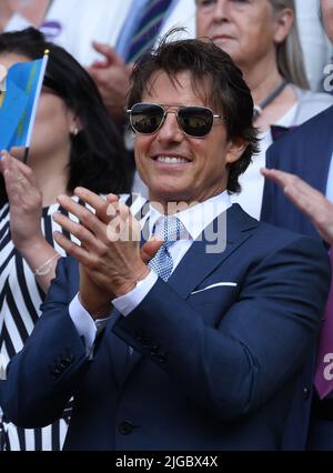 Londres, Royaume-Uni. 09th juillet 2022. L'acteur américain Tom Cruise regarde la finale féminine le treize jour des championnats de Wimbledon 2022 à Londres, samedi, 9 juillet 2022. Rybakina remporte le match 3-6, 6-2, 6-2. Photo de Hugo Philpott/UPI crédit: UPI/Alay Live News Banque D'Images