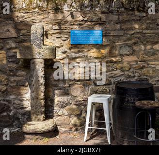 Cette Croix du Vieux marché s'est montée sur un alter romain dans Church Lane, Corbridge, Northumberland, Angleterre Banque D'Images