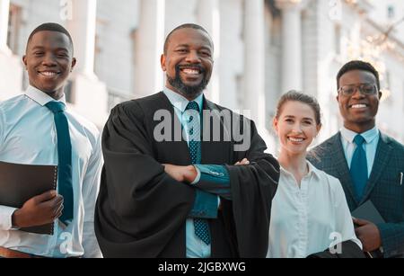 Il a eu le dos. Un groupe d'avocats debout dans la ville. Banque D'Images