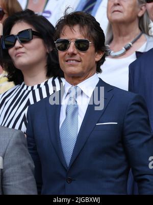 Londres, Royaume-Uni. 09th juillet 2022. L'acteur américain Tom Cruise regarde la finale féminine le treize jour des championnats de Wimbledon 2022 à Londres, samedi, 9 juillet 2022. Rybakina remporte le match 3-6, 6-2, 6-2. Photo de Hugo Philpott/UPI crédit: UPI/Alay Live News Banque D'Images