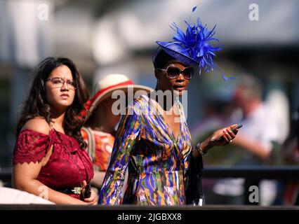 Racegoers on Darley July Cup Day of the Moet and Chandon July Festival au Newmarket racecourse, Suffolk. Date de la photo: Samedi 9 juillet 2022. Banque D'Images