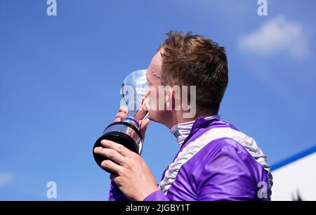 Jockey Rob Hornby avec le trophée après avoir remporté les piquets de la coupe de juillet Darley avec de l'alcool gratuit le jour de la coupe de juillet Darley du Moet et Chandon Festival de juillet à Newmarket racecourse, Suffolk. Date de la photo: Samedi 9 juillet 2022. Banque D'Images