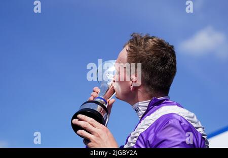 Jockey Rob Hornby avec le trophée après avoir remporté les piquets de la coupe de juillet Darley avec de l'alcool gratuit le jour de la coupe de juillet Darley du Moet et Chandon Festival de juillet à Newmarket racecourse, Suffolk. Date de la photo: Samedi 9 juillet 2022. Banque D'Images