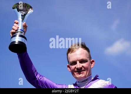 Jockey Rob Hornby avec le trophée après avoir remporté les piquets de la coupe de juillet Darley avec de l'alcool gratuit le jour de la coupe de juillet Darley du Moet et Chandon Festival de juillet à Newmarket racecourse, Suffolk. Date de la photo: Samedi 9 juillet 2022. Banque D'Images