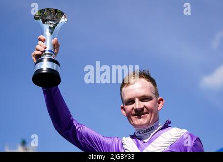 Jockey Rob Hornby avec le trophée après avoir remporté les piquets de la coupe de juillet Darley avec de l'alcool gratuit le jour de la coupe de juillet Darley du Moet et Chandon Festival de juillet à Newmarket racecourse, Suffolk. Date de la photo: Samedi 9 juillet 2022. Banque D'Images