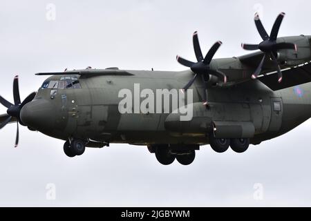 Un HERCULES de la RAF (C-130J) débarque à la Royal Air Force Brize Norton à Oxfordshire le 7th juillet 2022 - Royaume-Uni Banque D'Images