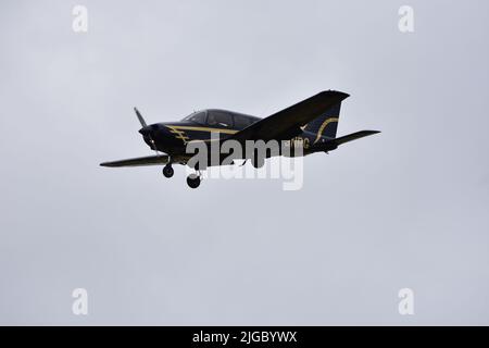 ( G-BNRG ) Piper PA-28-161 402939 avion léger privé arrivant sur terre à RAF Brize Norton à Oxfordshire, Royaume-Uni le 7th juillet 2022 Banque D'Images