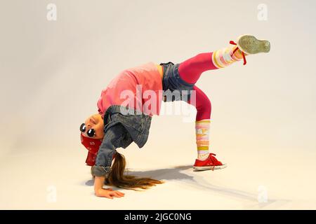 petite fille dans une position difficile de breakdance Banque D'Images