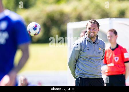 Cardiff, Royaume-Uni. 09th juillet 2022. Mark Bonner, le directeur de Cambridge United, sur la ligne de contact. Cardiff City et Cambridge se sont Unis dans un pré-saison amicale au stade de Leckwith le 9th juillet 2022. Crédit : Lewis Mitchell/Alay Live News Banque D'Images