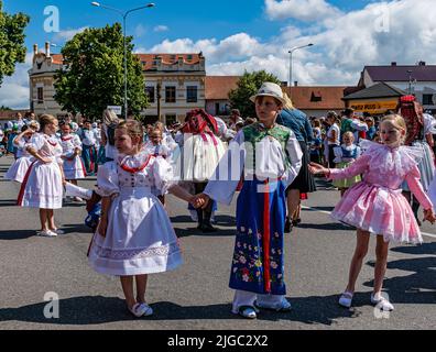 Straznice, République tchèque - Festival international du folklore de 25 juin 2022. Enfants en costume folklorique morave dans la procession Banque D'Images