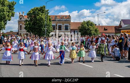 Straznice, République tchèque - Festival international du folklore de 25 juin 2022. Les enfants en costumes traditionnels participent au festival Banque D'Images