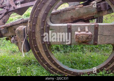 ancien chariot avec roues en bois et charrue Banque D'Images