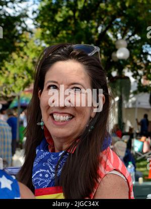 La députée américaine Teresa Leger Fernandez, membre de la Chambre des représentants des États-Unis, lors d'un événement du 4 juillet à Santa Fe, Nouveau-Mexique. Banque D'Images