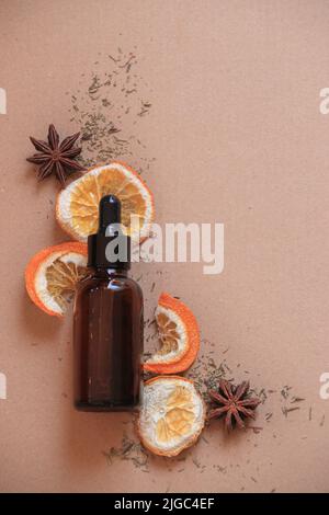 Pose à plat d'un compte-gouttes en verre contenant du sérum organique tout naturel pour la peau pour la maquette de produit Banque D'Images