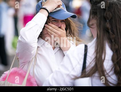 2022-07-09 18:23:10 AMSTERDAM - fans devant le Ziggo Dome avant le concert de Harry Styles. Le spectacle du chanteur britannique devait avoir lieu en mai 2020, mais a été déplacé deux fois en raison de la pandémie de corona. ANP JEROEN JUMELET pays-bas sortie - belgique sortie Banque D'Images