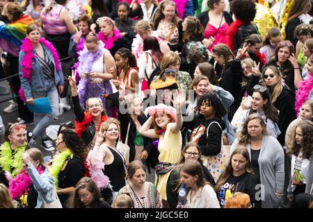 2022-07-09 18:07:13 AMSTERDAM - fans devant le Ziggo Dome avant le concert de Harry Styles. Le spectacle du chanteur britannique devait avoir lieu en mai 2020, mais a été déplacé deux fois en raison de la pandémie de corona. ANP JEROEN JUMELET pays-bas sortie - belgique sortie Banque D'Images