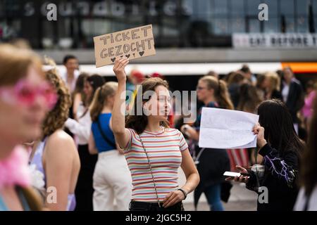 2022-07-09 17:50:08 AMSTERDAM - fans devant le Ziggo Dome avant le concert de Harry Styles. Le spectacle du chanteur britannique devait avoir lieu en mai 2020, mais a été déplacé deux fois en raison de la pandémie de corona. ANP JEROEN JUMELET pays-bas sortie - belgique sortie Banque D'Images