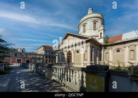 Une photo extérieure d'une chapelle d'un ancien hôpital déserté en Italie. Sanatorio Garbagnate milanais Banque D'Images