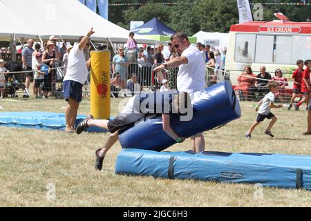 Lawford, Royaume-Uni. 09th juillet 2022. Le Tendring Hundred Show est le premier salon agricole d'Essex. Les jeunes apprécient de pratiquer leurs compétences de lutte avec l'aide de Mistley Rugby Club. Crédit : Eastern Views/Alamy Live News Banque D'Images