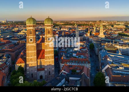 Magnifique coucher de soleil sur les Tours Frauenkirche à Munich, Allemagne Banque D'Images
