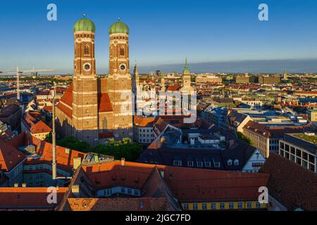 Magnifique coucher de soleil sur les Tours Frauenkirche à Munich, Allemagne Banque D'Images