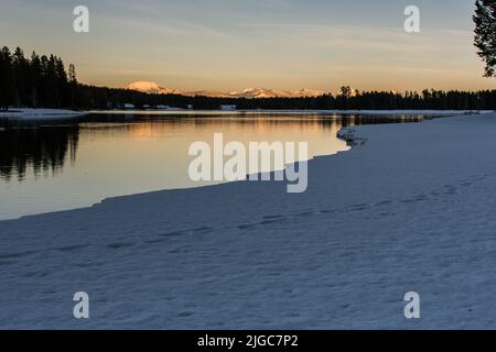 Montagnes dans la vallée de Hayden près de la rivière Yellowstone Banque D'Images