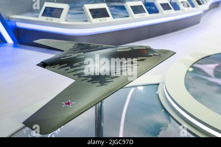 30 août 2019, région de Moscou, Russie. Une maquette de l'attaque russe lourde UAV (bombardier sans pilote) Sukhoi S-70 Okhotnik-B. Banque D'Images