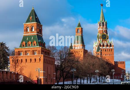 Les tours Constantino-Eleninskaya, Nabatnaya, Tsarskaya et Spasskaya du Kremlin de Moscou. Banque D'Images